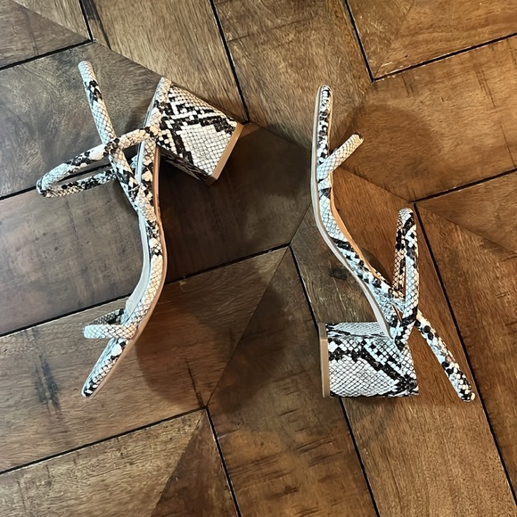 Steve Madden Snake Chunky Sandal Heel Comfortable Like New 38 7.5 like size - Picture 4 of 6